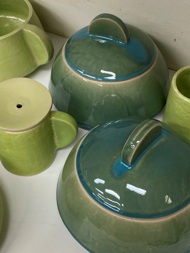 Närbild på flera verk ovanifrån i gröna färgtoner.