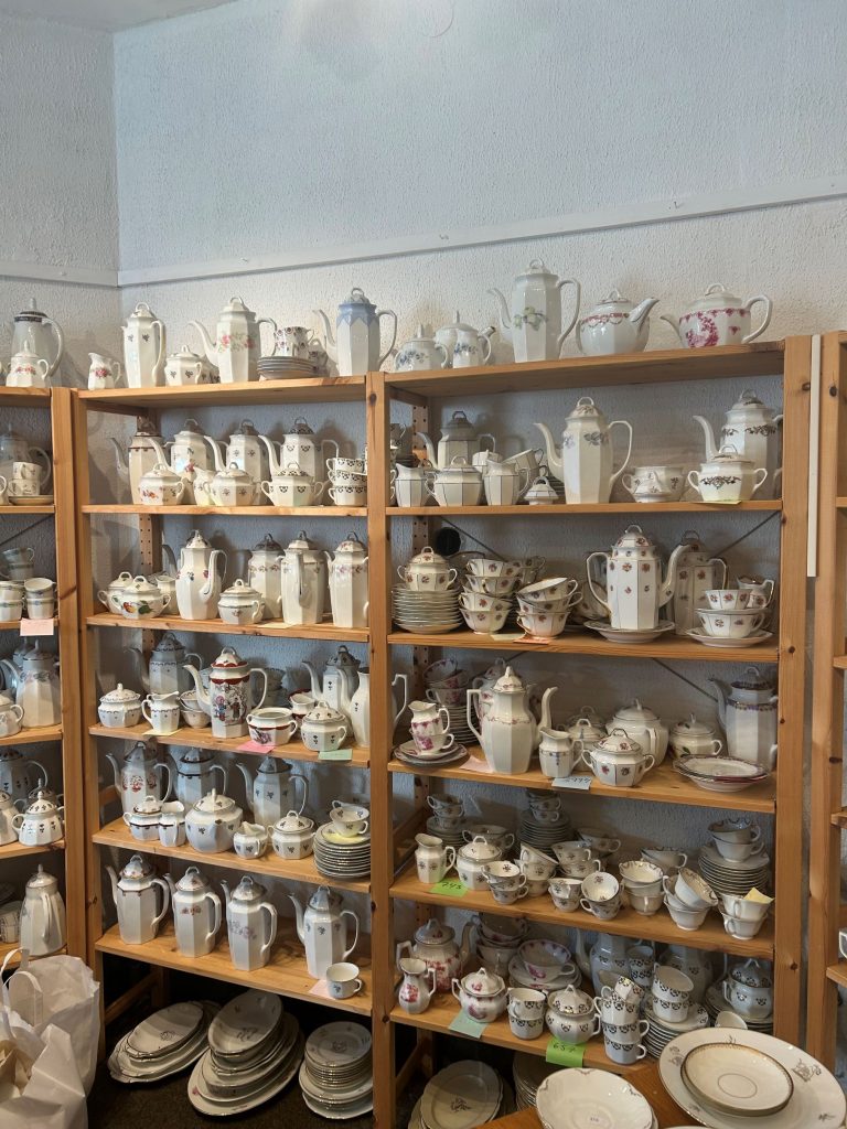 Hyllor fyllda av porslin.