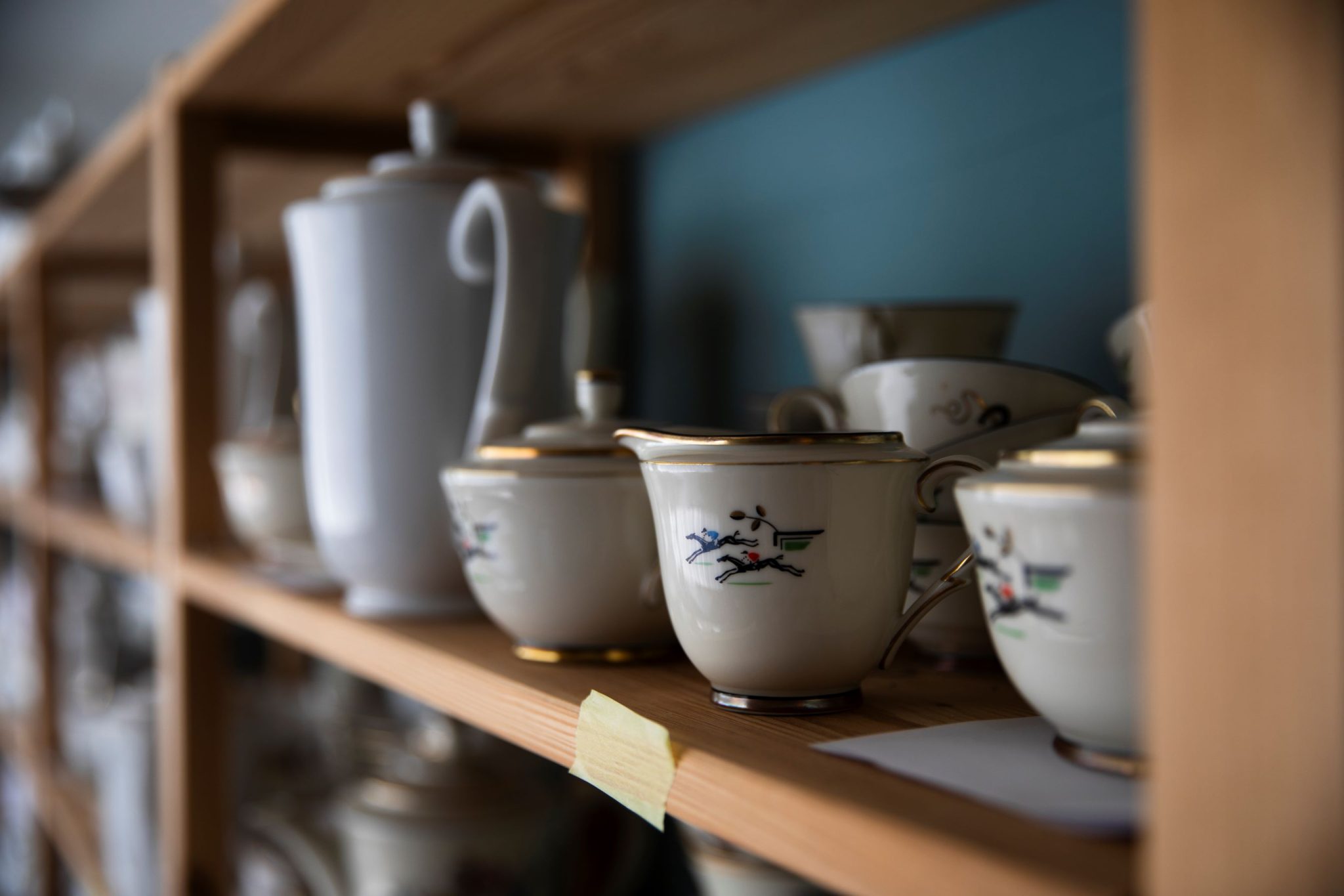 Närbild på ALP-porslin ståendes i en hylla.